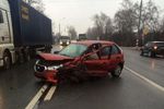 Грузовик и легковушка лоб в лоб столкнулись на трассе в Тверской области
