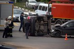 В Твери на перекрестке перевернулась иномарка