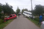 В Твери микроавтобус и легковушка после столкновения улетели в канаву