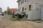 В Твери в результате ДТП легковушка перевернулась и врезалась в забор