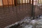 На площади Терешковой с крыши дома на женщину упала глыба льда